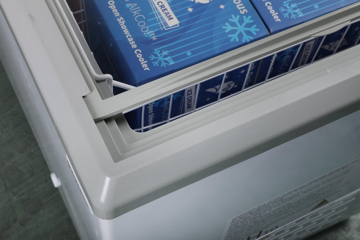 Compact commercial freezer with deep cooling and low noise