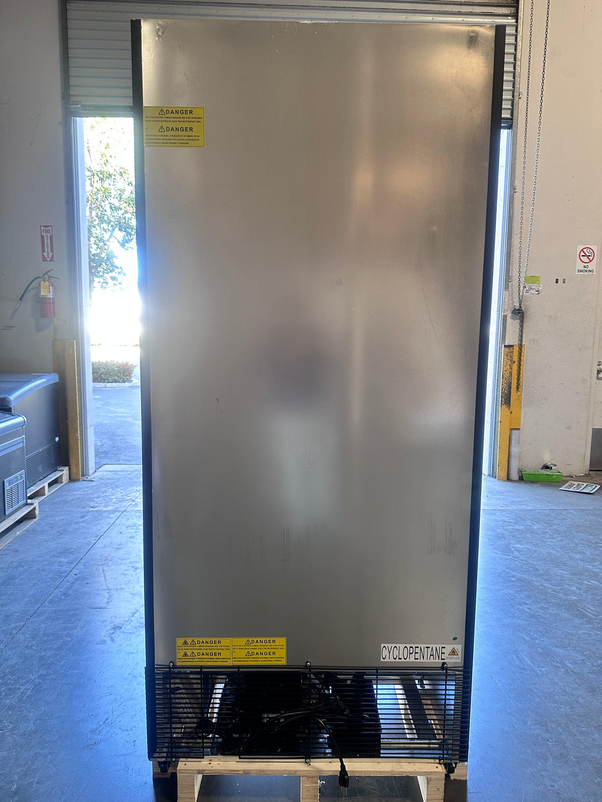 Glass door display fridge using R290 refrigerant with automatic ventilation defrost