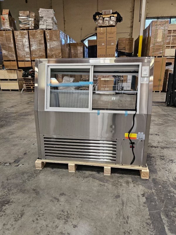 Compact MT-60S refrigerated meat display with tempered glass and eco-friendly R290 refrigerant.