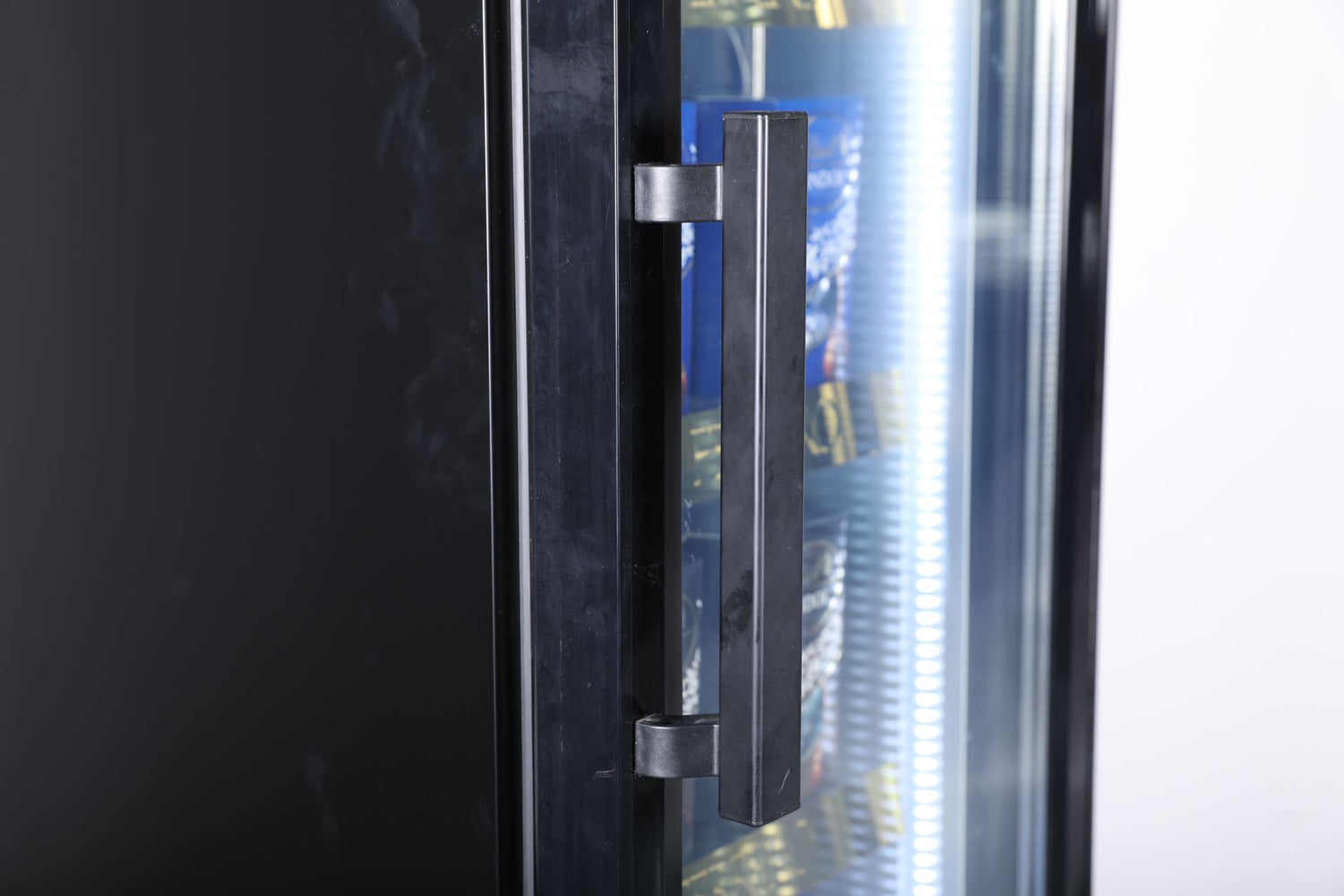 ETL and NSF approved upright display freezer with 7 cubic feet capacity, four caster wheels, and digital temperature memory. Built to preserve frozen items in retail or hospitality settings.