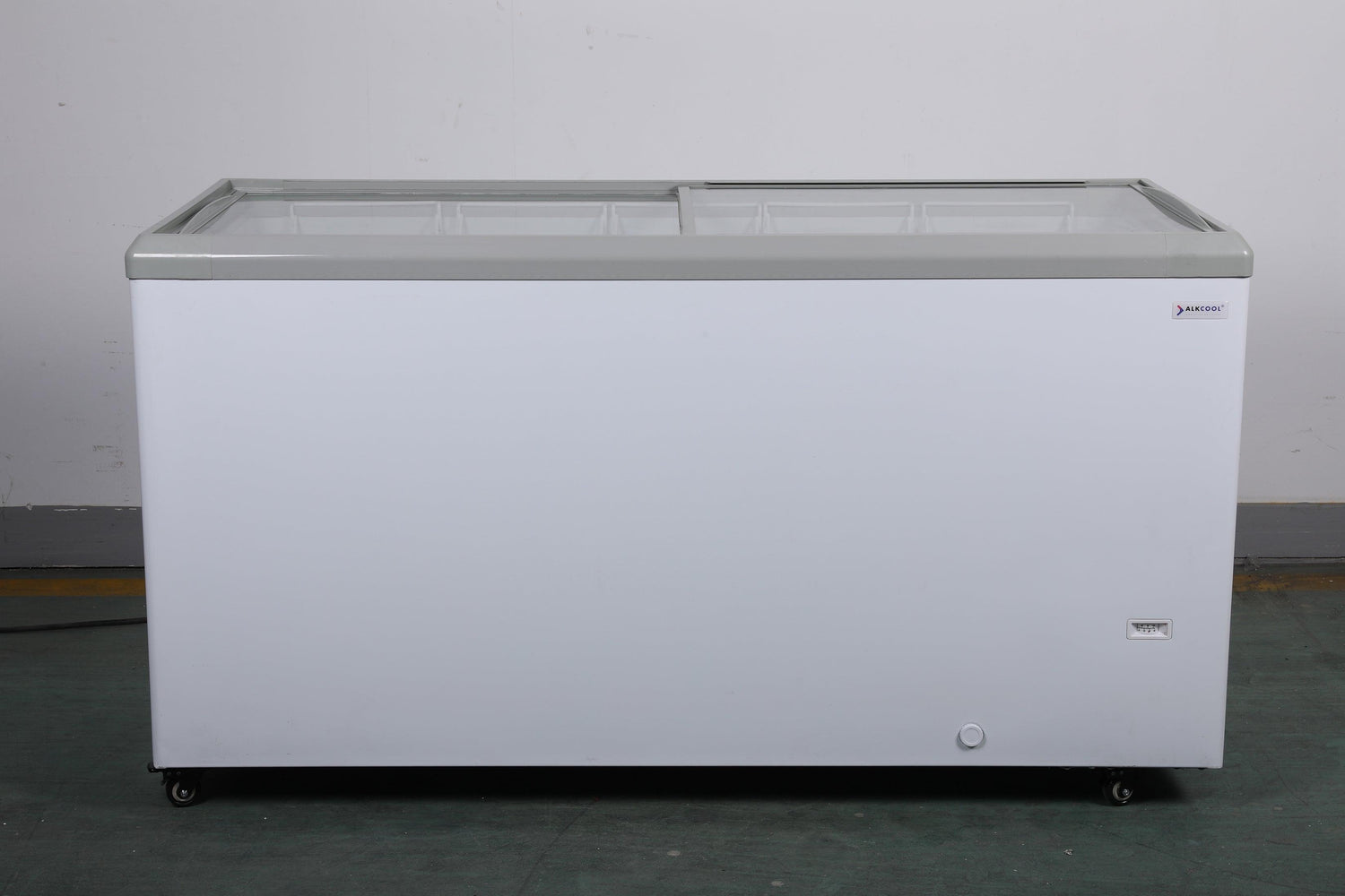 Large horizontal freezer with eco-friendly refrigerant and precise temperature control