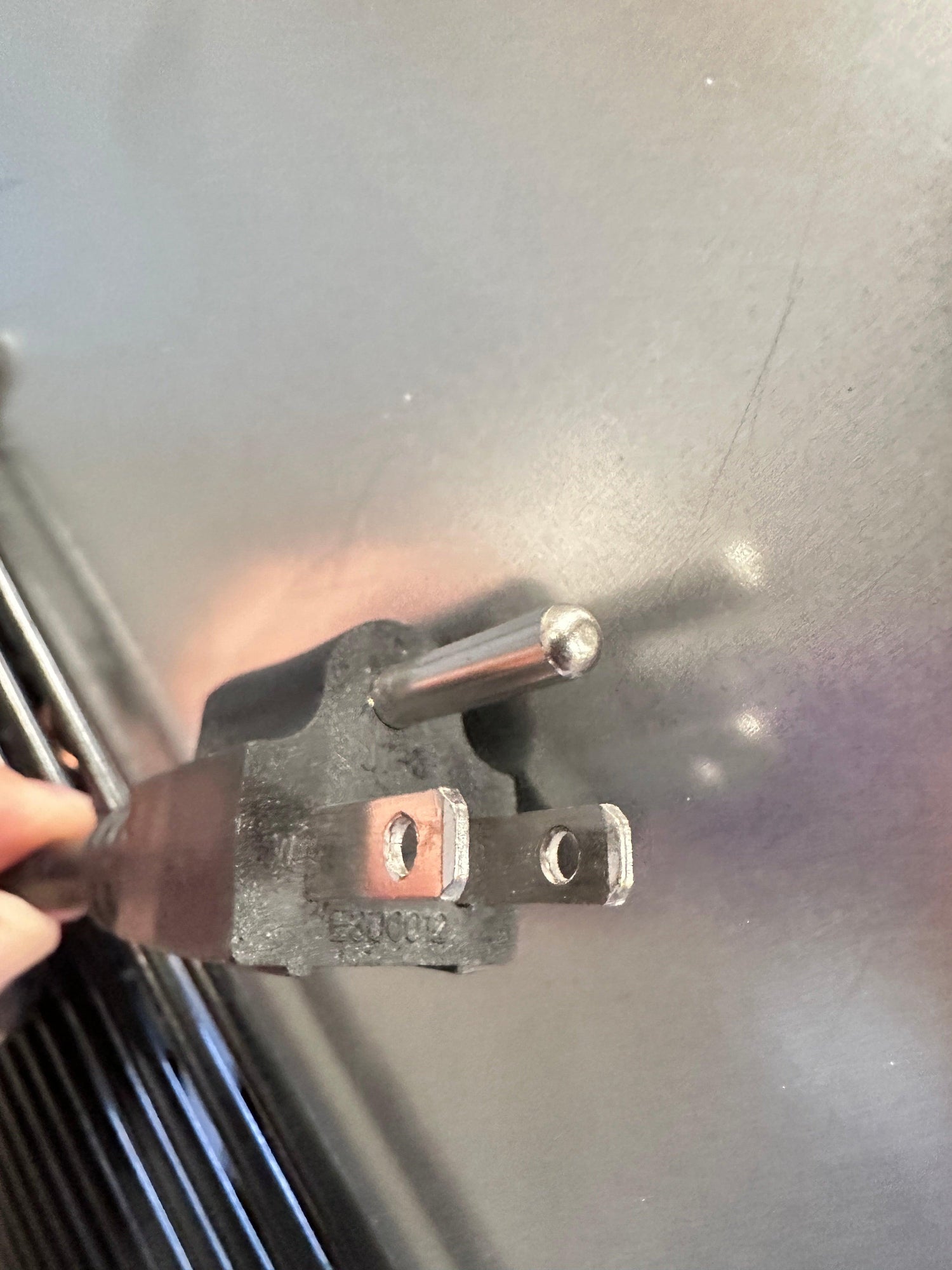 Upright fridge with self-closing door and double-layer tempered glass